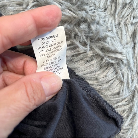 Hard Rock Cafe Tshirt Womens Small St Louis Black Silver Logo Wings Graphic - Picture 7 of 8